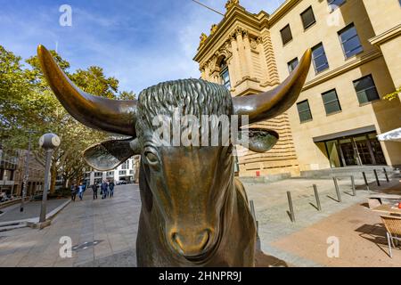 Scultura in toro di fronte all'edificio della Borsa di Francoforte. La borsa ha donato le sculture nel 1985 alla città di Francoforte Foto Stock