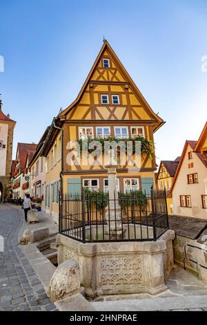 Vista iconica della strada vecchia di Rothenburg ob der Tauber Foto Stock