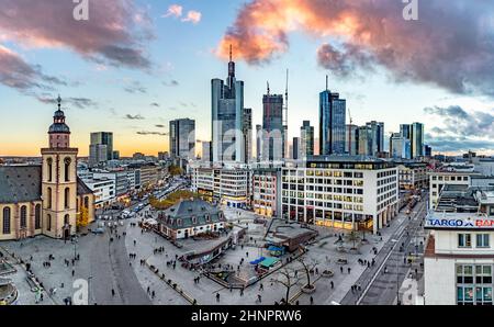 Vista su Hauptwache, un'ex guardia centrale e lo skyline di Francoforte al tramonto Foto Stock