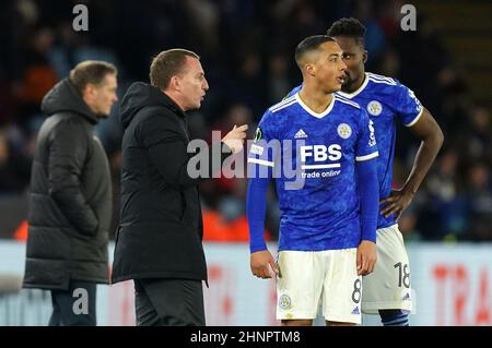 Brendan Rodgers, direttore della città di Leicester, parla con Youri Tielemans (centro) e Daniel Amartey durante la UEFA Europa Conference League Playoff 1st al King Power Stadium di Leicester. Data immagine: Giovedì 17 febbraio 2022. Foto Stock