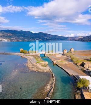 Il famoso canale di Elounda con le rovine del vecchio ponte, Creta, Grecia. Foto Stock