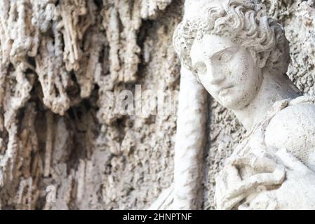 Bassorilievo per le strade di Roma. La figura di un uomo in un monumento sulla strada di Roma. Foto Stock