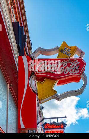 Vecchia insegna Coca Cola presso un ristorante sulla storica Route 66 Foto Stock