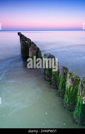 Una lunga esposizione colpo su scogliera sul mare Baltico litorale. Foto Stock