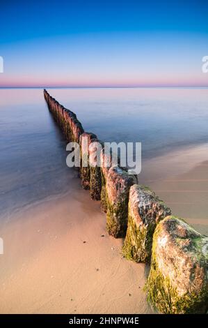 Una lunga esposizione colpo su scogliera sul mare Baltico litorale. Foto Stock