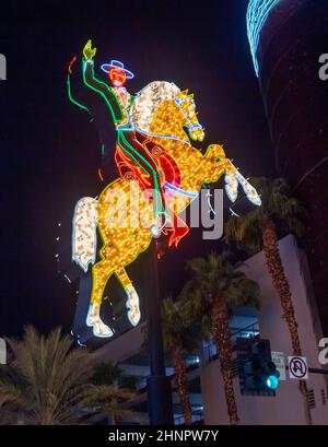 Il colorato cavallo al neon e l'insegna del pilota dell'ex Hacienda Hotel saluta i visitatori alla Fremont Street Experience a Las Vegas, Nevada Foto Stock