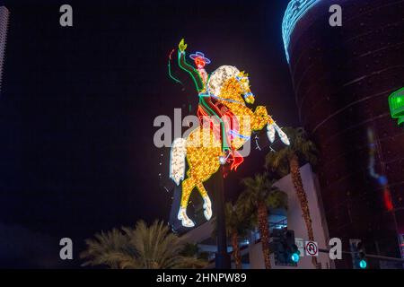 Il colorato cavallo al neon e l'insegna del pilota dell'ex Hacienda Hotel saluta i visitatori alla Fremont Street Experience a Las Vegas, Nevada Foto Stock