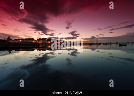 Tramonto sulla baia di yacht in Malahide, Repubblica di Irlanda. Il rosso e il blu grad filtri utilizzati. Foto Stock