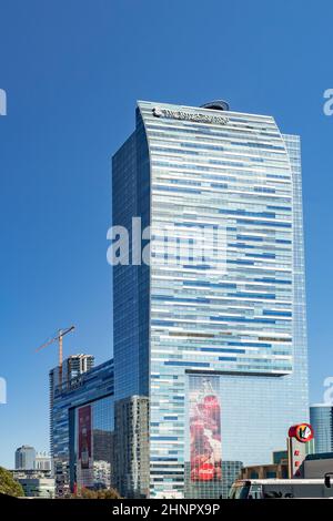 Facciata dell'hotel Ritz Carlton e grattacielo nel centro di Los Angeles con pubblicità presso la facciata dell'hotel. Foto Stock