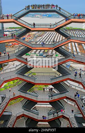 La gente gode della vista panoramica dall'imbarcazione a Hudson Yard. E 'stato inaugurato nel Mar 15, 2019 Foto Stock