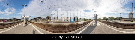 Persone in attesa dei treni regionali alla stazione ferroviaria Frankfurt Hoechst in Germania Foto Stock