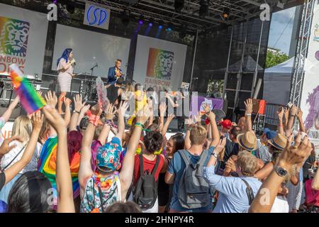 La gente ascolta la musica suonata al Christopher Street Day di Francoforte Foto Stock