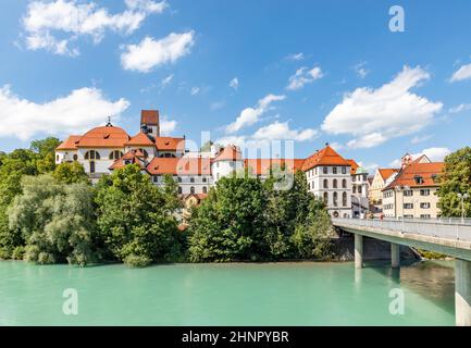 Palazzo alto e monastero di Saint Mang a Fuessen sul fiume Lech, Germania Foto Stock