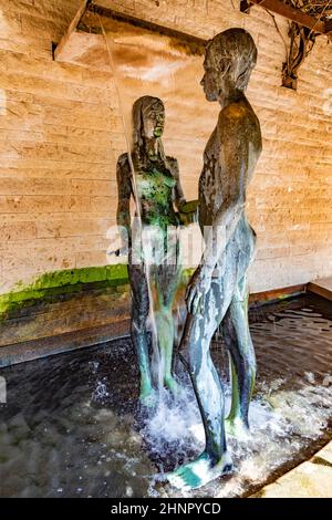 giardino d'amore con scenografica statua di uomo e donna innamorata situato in, Die Gaerten von Schloss Trauttmansdorff, Alto Adige Foto Stock