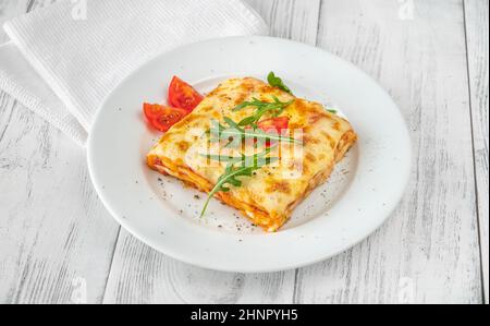 Porzione di lasagne al formaggio - piatto di pasta italiana Foto Stock