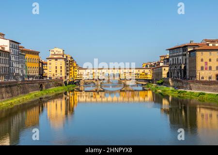 Storico Ponte Veccio a Firenze sul fiume Arno Foto Stock