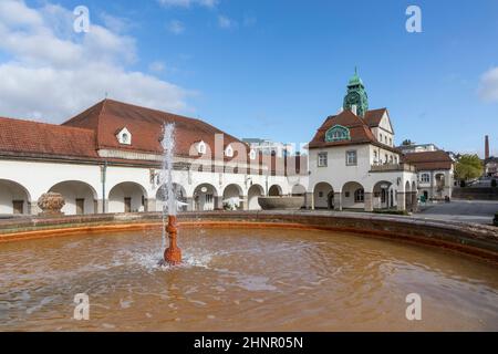 La fontana nel cosiddetto 'Sprudelhof' a Bad Nauheim, Germania Foto Stock