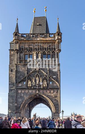 Persone che camminano sul Ponte Carlo a Praga, Repubblica Ceca. Il Ponte Carlo è un famoso ponte storico che attraversa il fiume Moldava. Foto Stock