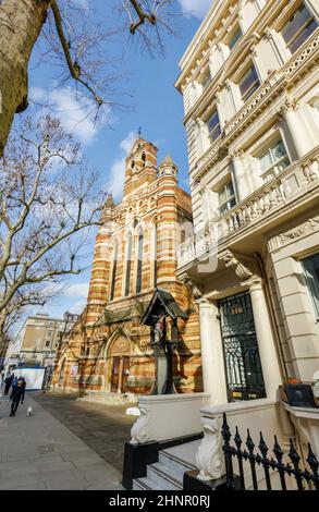 Vista sulla strada del fronte della chiesa della Santa Trinità Brompton, o St Augustine's, HTB Queen's Gate, 117 Queen's Gate, South Kensington, Londra SW7 Foto Stock