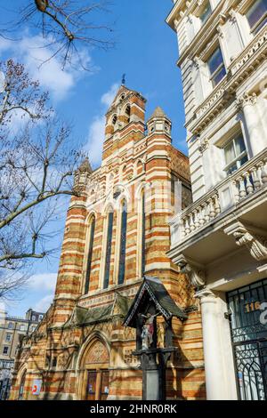 Vista frontale della facciata della chiesa della Santa Trinità Brompton, o St Augustine's, HTB Queen's Gate, 117 Queen's Gate, South Kensington, Londra SW7 Foto Stock