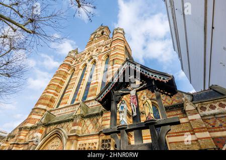 Crucufux fuori dalla chiesa della Santissima Trinità Brompton, o St Augustine's, HTB Queen's Gate, 117 Queen's Gate, South Kensington, Londra SW7 Foto Stock