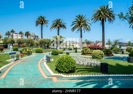 SANTANDER, SPAGNA - 9 LUGLIO 2021: Vista dal giardino di Piquio, un parco a Santander, Spagna, vicino alla spiaggia di Sardinero Foto Stock