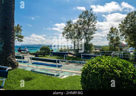 SANTANDER, SPAGNA - 9 LUGLIO 2021: Vista dal giardino di Piquio, un parco a Santander, Spagna, vicino alla spiaggia di Sardinero Foto Stock