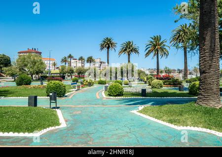 SANTANDER, SPAGNA - 9 LUGLIO 2021: Vista dal giardino di Piquio, un parco a Santander, Spagna, vicino alla spiaggia di Sardinero Foto Stock