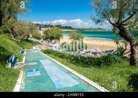 SANTANDER, SPAGNA - 9 LUGLIO 2021: Vista dal giardino di Piquio, un parco a Santander, Spagna, vicino alla spiaggia di Sardinero Foto Stock