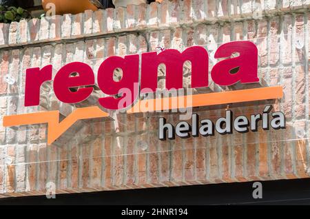 SANTANDER, SPAGNA - 11 LUGLIO 2021: Logo della gelateria Regma in uno dei suoi negozi a Santander, Spagna. La gelateria Regma, fondata a Santander nel 1933, è famosa nel nord della Spagna Foto Stock