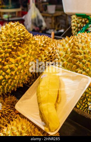 Puzzolente grande frutta dura Thai Night Market Street food Bangkok. Foto Stock