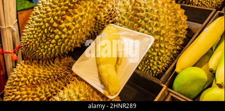 Puzzolente grande frutta dura Thai Night Market Street food Bangkok. Foto Stock