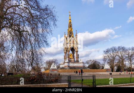Il Gothic Revival Style Albert Memorial a Kensington Gardens, City of Westminster, London W2 visto da Kensington Gore in un pomeriggio in inverno Foto Stock