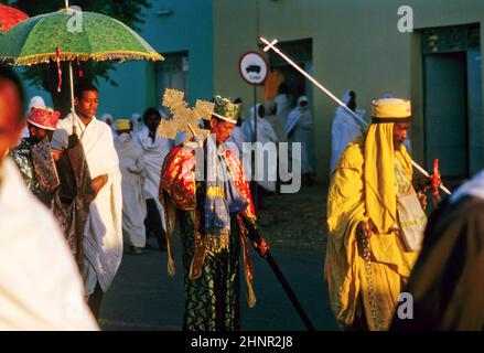 il sacerdote porta l'arca santa in una cerimonia per le strade Foto Stock