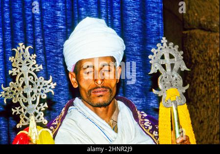 Sacerdote copto in Etiopia nella sua chiesa Foto Stock