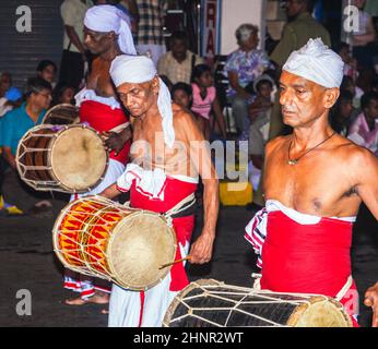 I musicisti partecipano al festival Pera Hera a Kandy Foto Stock