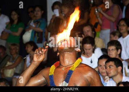 Il ballerino del fuoco tiene la sua linguetta alla torcia al festival Pera Hera in Candy Foto Stock