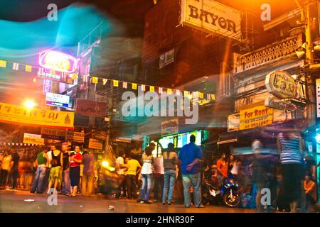 I viaggiatori e la gente del posto hanno festa nella Khao San Road Foto Stock