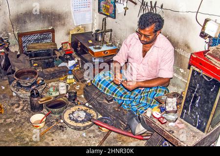 silver smith al lavoro nel suo negozio Foto Stock