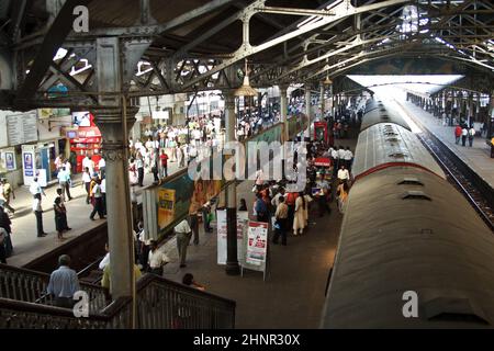 Scenografica vecchia stazione della ferrovia inglese di Colombo con i passeggeri in attesa al binario Foto Stock