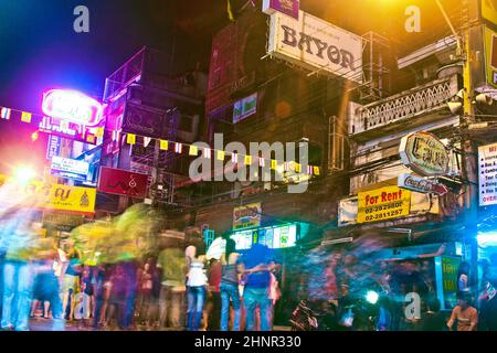 I viaggiatori e la gente del posto hanno festa nella Khao San Road Foto Stock