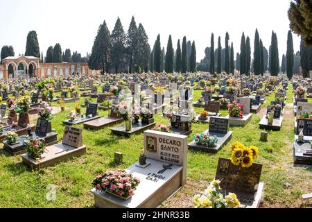 Lapidi nell'isola del cimitero di San Michele Foto Stock