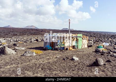 Rifugio fishermans sulla spiaggia vulcanica di Timanfaya Foto Stock