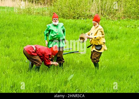 Tre gnomes giardino Godetevi i bambini al festival per l'inaugurazione del nuovo Quellenpark Foto Stock