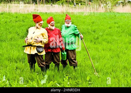 Tre gnomes giardino Godetevi i bambini al festival per l'inaugurazione del nuovo Quellenpark Foto Stock