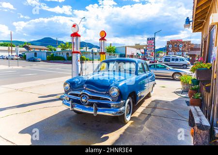 Vecchia stazione di rifornimento retrò a Williams Foto Stock