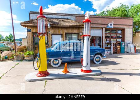 Vecchia stazione di rifornimento retrò a Williams Foto Stock