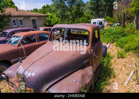 deposito della roba di rifiuto con vecchi e bei oldtimers Foto Stock