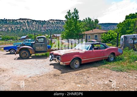 deposito della roba di rifiuto con vecchi e bei oldtimers Foto Stock