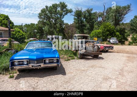 deposito della roba di rifiuto con vecchi e bei oldtimers Foto Stock